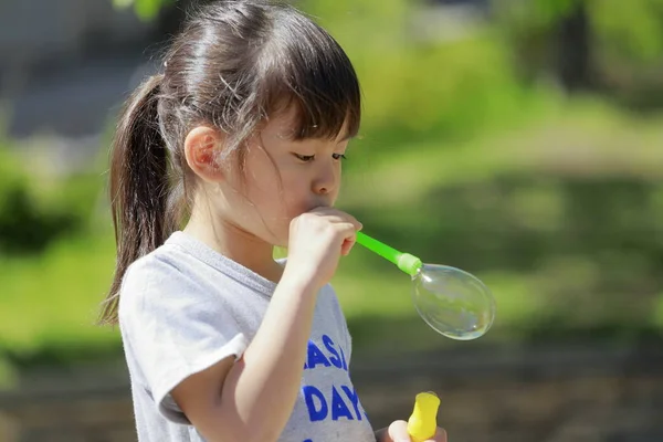 Japonais Fille Jouer Avec Bulle Dans Vert Ans — Photo