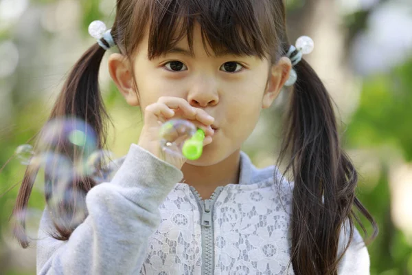 Japon Kız Yeşil Baloncukla Oynuyor Yaşında — Stok fotoğraf