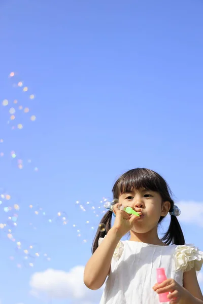 Gadis Jepang Bermain Dengan Gelembung Bawah Langit Biru Tahun — Stok Foto