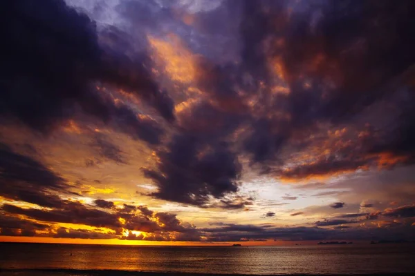 熱帯の島の海に沈む夕日の間に空と海を燃やす Lanta Andaman Sea Thailand — ストック写真