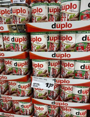 Toenisvorst, Almanya - 29 Mayıs. 2020: Alman süpermarketinin rafında Ferrero Duplo çikolatalı paketler