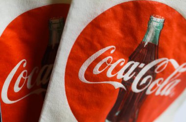 Viersen, Almanya - 1 Haziran. 2020: İzole edilmiş Coca Cola peçetelerini logo, harf ve şişe ile peçete kutusuna kapatın