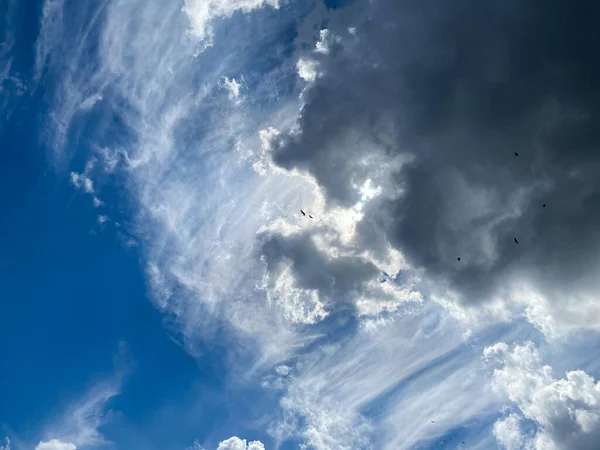 Rüzgarlı Bir Günde Stratocumulus Sirrus Bulutları Ile Derin Mavi Gökyüzüne — Stok fotoğraf