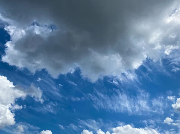 Rüzgarlı Bir Günde Stratocumulus Sirrus Bulutları Ile Derin Mavi Gökyüzüne — Stok fotoğraf