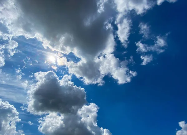 Rüzgarlı Bir Günde Stratocumulus Sirrus Bulutları Ile Derin Mavi Gökyüzüne — Stok fotoğraf