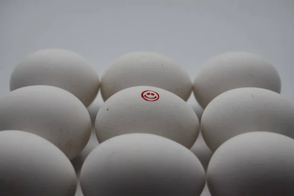 Zbliżenie Izolowane Białe Surowe Jajko Malowaniem Czerwonej Uśmiechniętej Twarzy Otoczony — Zdjęcie stockowe