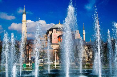 Ayasofya Kilisesi, çeşmelerin arkasında mavi gökyüzüne karşı, İstanbul, Türkiye
