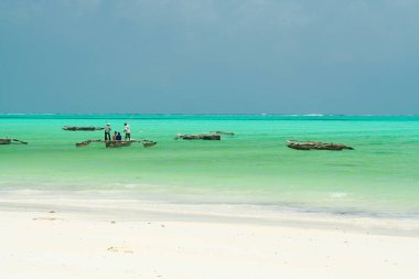 Panoramik sonsuzluk manzarası turkuaz yeşil sudaki beyaz kum üzerinde geleneksel ahşap yelkenli tekneler - Paje plajı, Zanzibar