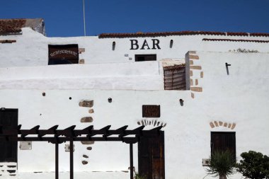 Betancuria, Fuerteventura tepelerindeki küçük bir köyde tipik bir beyaz bar cephesi