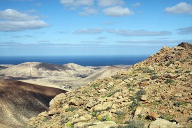 Betancuria dağlarından Atlantik okyanusuna, Fuerteventura, Kanarya Adalarına panoramik manzara