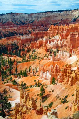Vadide kayalar gibi kırmızı, turuncu, beyaz tortulu keskin kuleye bakın. - Bryce Canyon, Utah, ABD