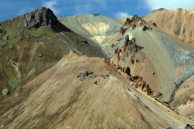 Landmannalaugar, İzlanda 'da tuhaf, keskin bir kaya formasyonu boyunca yürüyüş.