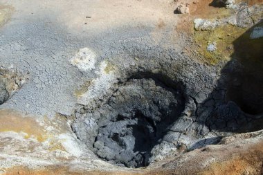 Seltun: Çatlamış zemin ve sarı sülfürik asit yatakları olan çamur tenceresi