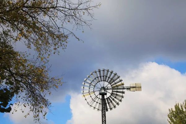 Landschaftspark Duisburg Alemanha Fechar Roda Vento Isolada Contra Céu Azul — Fotografia de Stock