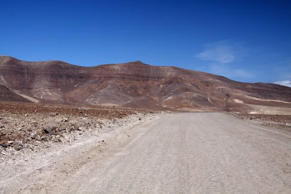 Camino Tierra Largo Costa Noroeste Través Paisaje Árido Desnudo Fuerteventura —  Fotos de Stock