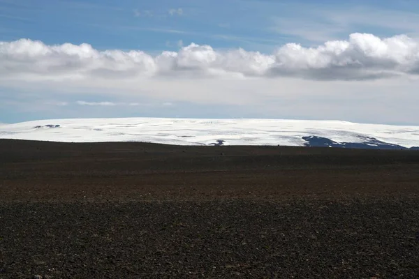 Θέα Πάνω Από Την Απέραντη Μαύρη Άγονη Ερημιά Χιονισμένα Βουνά — Φωτογραφία Αρχείου