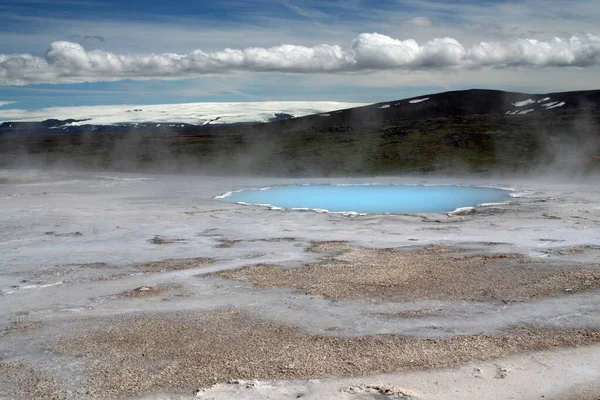Doğal Mavi Havuzlu Karlı Dağlı Buharlı Jeotermal Vadi — Stok fotoğraf