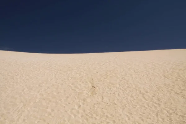 Leuchtend Weiße Sanddüne Kontrast Tiefblauem Himmel Corralejo Fuerteventura Kanarische Inseln — Stockfoto
