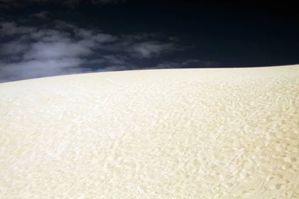 Bord Blanc Brillant Dune Sable Contrastant Avec Ciel Bleu Profond — Photo