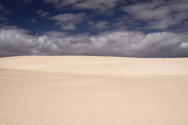 Kum Tepeciğinin Parlak Beyaz Kenarı Derin Mavi Gökyüzüne Karşı Corralejo — Stok fotoğraf