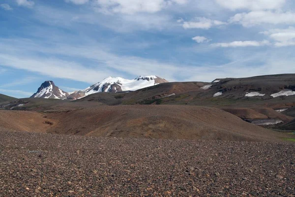 Uitzicht Kaal Droog Bruin Heuvelachtig Ruw Terrein Besneeuwde Bergen Ijsland — Stockfoto