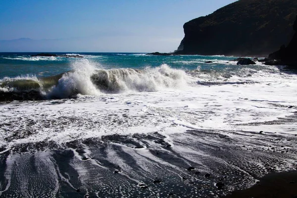 Poderosas Olas Espuma Blanca Golpean Playa Arena Lava Negra Sol — Foto de Stock