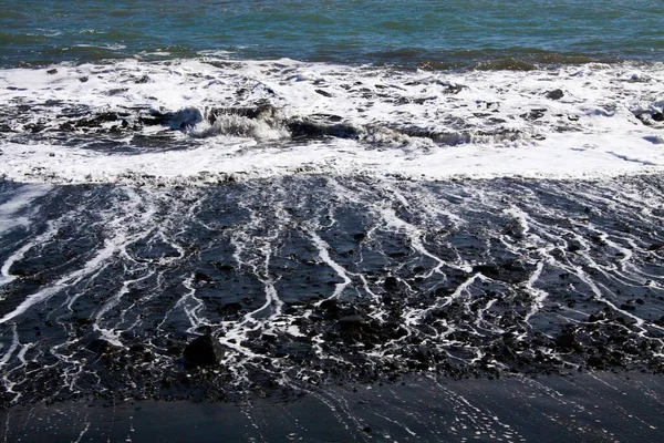 Poderosas Olas Espuma Blanca Golpean Playa Arena Lava Negra Sol — Foto de Stock