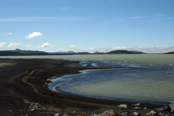 Lago Con Playa Volcánica Negra Montañas Nevadas Islandia — Foto de Stock