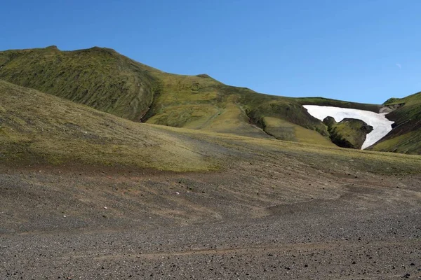 Grijze Zwarte Kale Droge Vulkanische Vallei Met Geïsoleerde Witte Vlek — Stockfoto