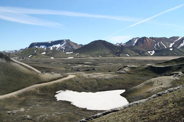 Σημείο Λευκού Λιωμένου Υπόλοιπου Χιονιού Άγονη Μαύρη Ηφαιστειακή Κοιλάδα Γύρω — Φωτογραφία Αρχείου