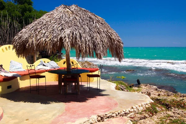 茅葺きの葦の傘 黄色の銀行 ターコイズブルーの水の景色を望むリラックスしたテラス ジャマイカのブティックホテル — ストック写真