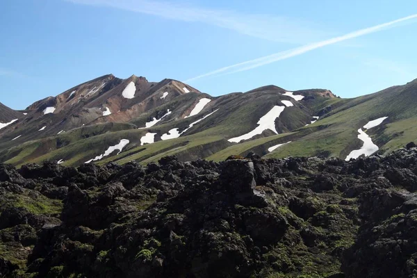 Blick Über Feld Mit Schwarzer Vulkanasche Auf Gebirgsketten Mit Schnee — Stockfoto