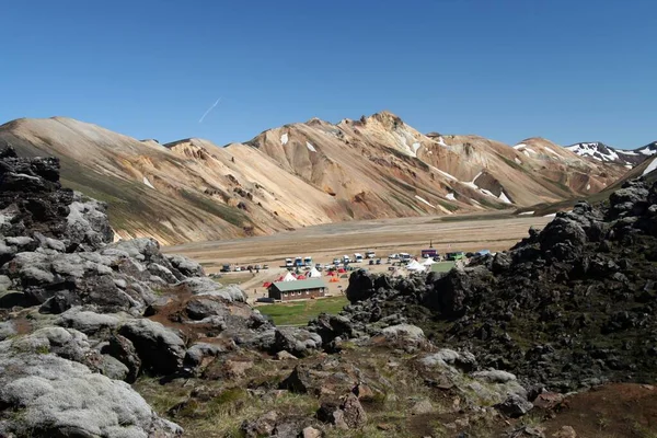 Uitzicht Basiskamp Vallei Omringd Door Ruige Bergen Bij Landmannalaugar Ijsland — Stockfoto