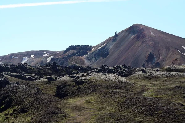 Widok Jałową Równinę Wytrzymałym Czarnym Wulkanicznym Wzgórzu Landmannalaugar Islandia — Zdjęcie stockowe