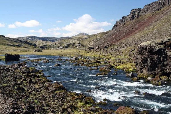 Ποταμός Που Ρέει Μέσα Από Ξηρό Άγονο Τοπίο Ισλανδία — Φωτογραφία Αρχείου