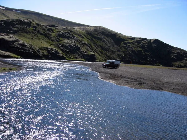 Ποταμός Που Ρέει Μέσα Από Ξηρό Άγονο Τοπίο Ισλανδία — Φωτογραφία Αρχείου