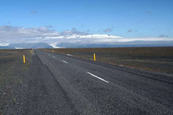 Endless Straight Asphalt Road Barren Wide Landscape Yellow Roadside Markers — Stock Photo, Image