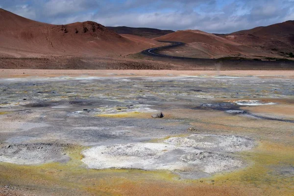 Seltun Camino Través Colinas Rojas Que Conducen Valle Geotérmico Amarillo — Foto de Stock