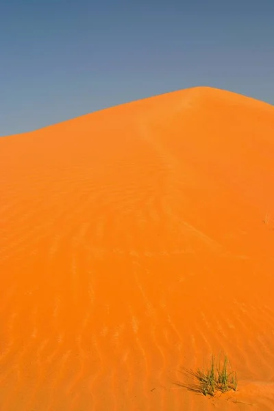 Ománská Poušť Pohled Kužel Oranžové Červené Písečné Duny Proti Modré — Stock fotografie