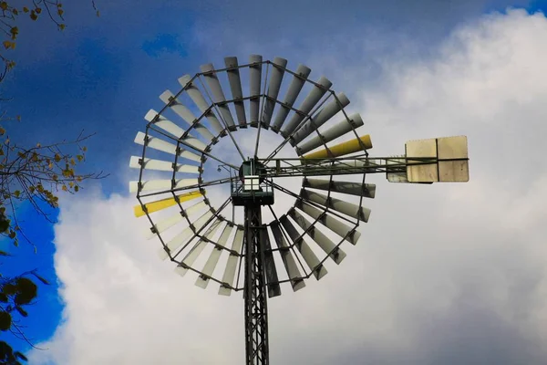 Landschaftspark Duisburg Niemcy Zbliżenie Odizolowanego Koła Wiatrowego Błękitnego Nieba Chmur — Zdjęcie stockowe
