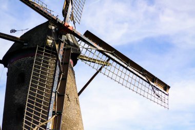 Yakın ve alçak açılı kanat ve tuğla taş kule antik Alman yel değirmeni - Xanten, Almanya (Krimhildmuehle)