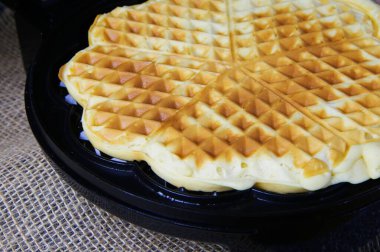 Demir üzerine taze waffle yakın çekim