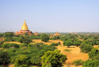 Bagan ve Myanmar düzlüklerine yayılmış sayısız tapınağın panoramik görüntüsü