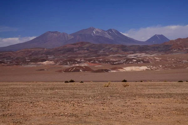 Vista Sobre Llanura Estéril Sobre Colinas Marrones Que Contrastan Con —  Fotos de Stock