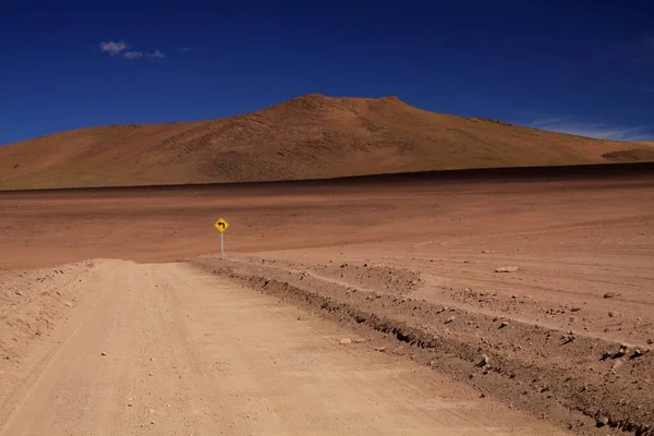 Camino Tierra Través Páramo Rojo Que Contrasta Con Cielo Azul —  Fotos de Stock