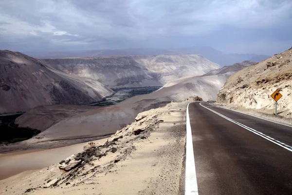Autopista Través Cordillera Sal Con Horizonte Borroso Desierto Atacama —  Fotos de Stock
