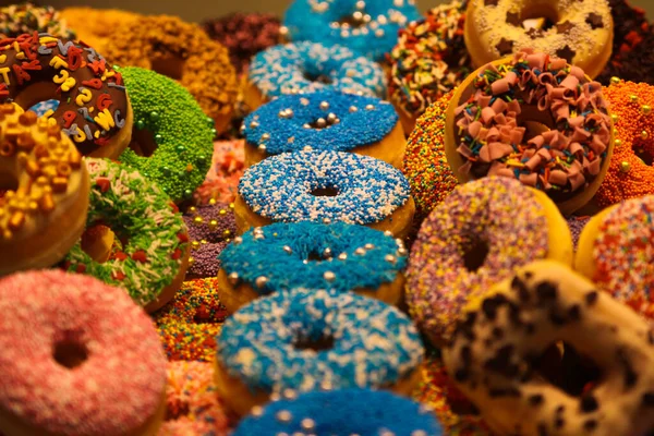 Exposição Donuts Coloridos Decorados Com Crumbles Extravagantes Salão Mercado Rotterdam — Fotografia de Stock