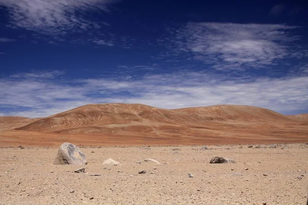 Погляньте Кам Янисту Пустелю Червоному Пагорбі Контрастує Блакитним Небом Хмарами — стокове фото