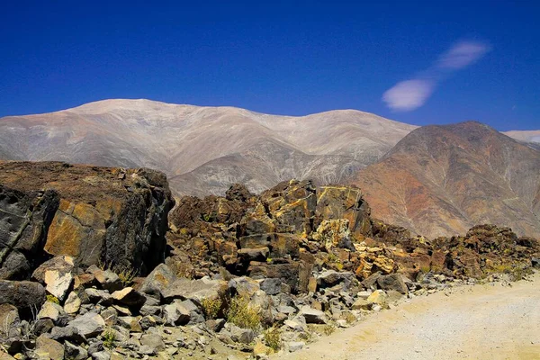 智利阿塔卡马沙漠干旱荒山山脉的土路景观 — 图库照片