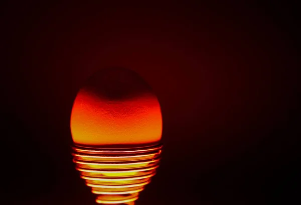 ใกล ยงก บไข แดงส เหล องท องแสงในถ วยไข โลหะเง นหล — ภาพถ่ายสต็อก